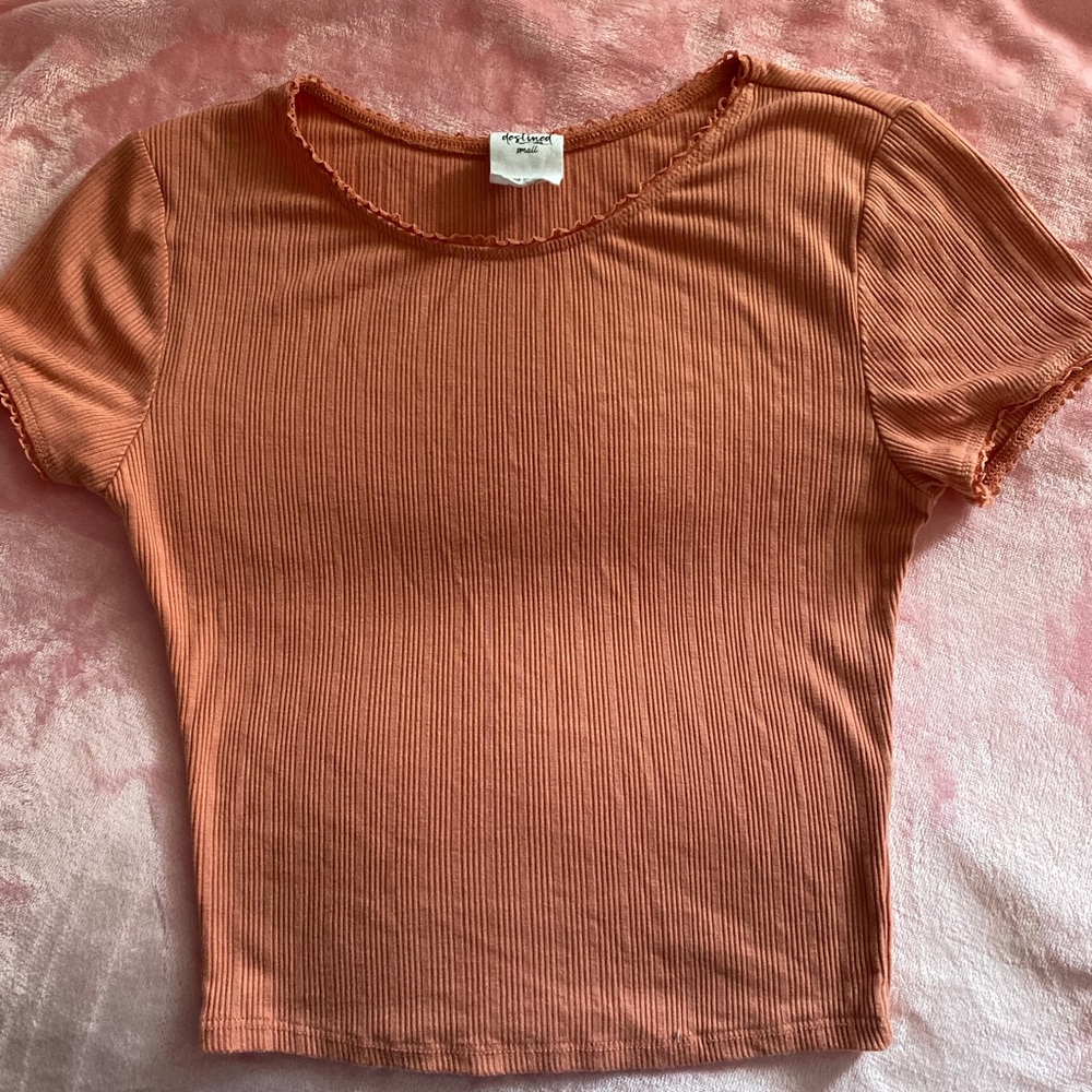 salmon colored cropped tee